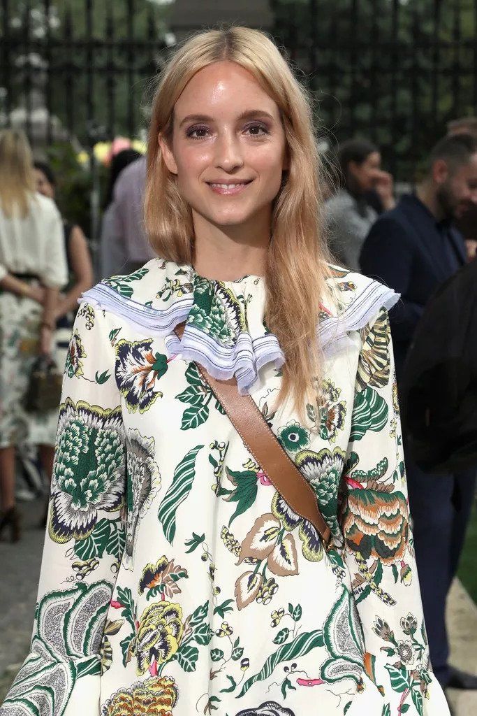 娜扎预测黄铜包边帆布鞋将成爆款，Tory Burch把浪漫融入运动风!