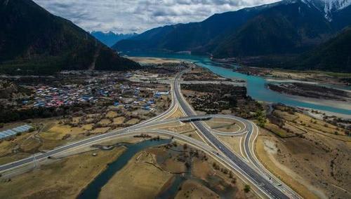 拉萨的一条高速公路，全程没有收费站，路过中国最美冰川