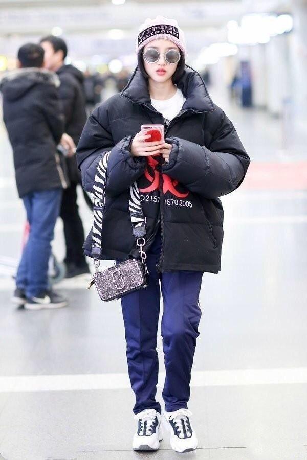 31岁江疏影撞衫28岁唐艺昕，小姐姐和老大妈的差距一目了然！