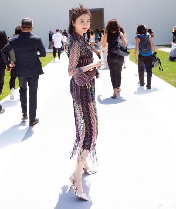 景甜的“帘子裙”真是惊喜不断，上身有料下身凉快，抢镜的过分啊