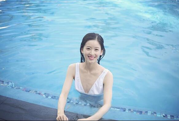 网友偶遇章泽天刘强东 奶茶妹妹素颜甜笑少女肌赢了