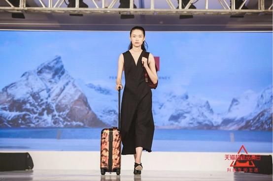 时尚圈开始患上“撞箱尴尬症”，一年有10万人在天猫搜个性旅行箱