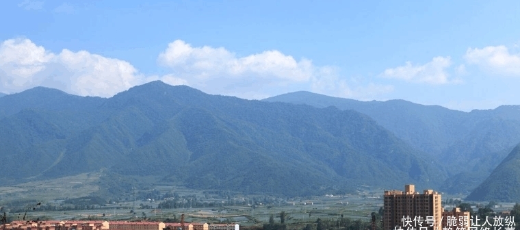 陕西可怜的一个大县, 有65万人口, 却没有一个火车站, 坐火车得去