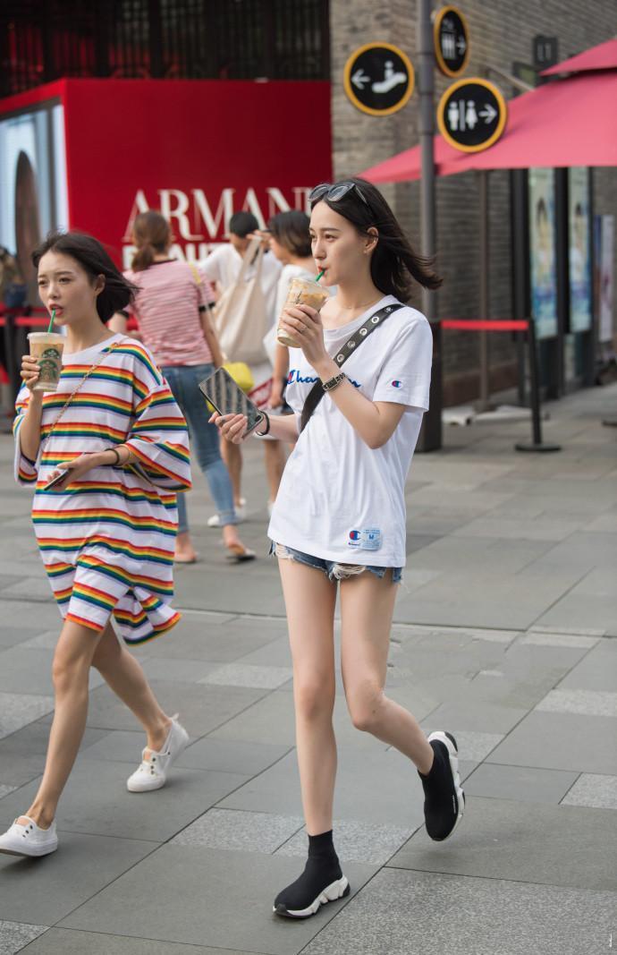 #身穿#街拍:长发美女身穿优雅裙装,清新典雅显贵气