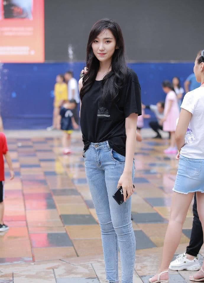 #时尚姑娘#对牛仔裤的偏爱,个性穿搭更显青春靓丽