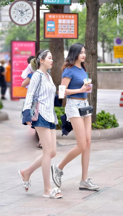 2个姑娘真牛！短到尽头的牛仔短裤也敢穿出来，却美得不可方物