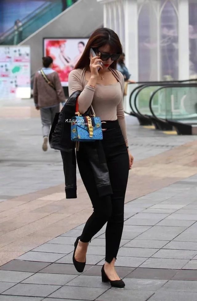 街拍:美女上衣搭配黑色紧身裤，穿出不一样的美!
