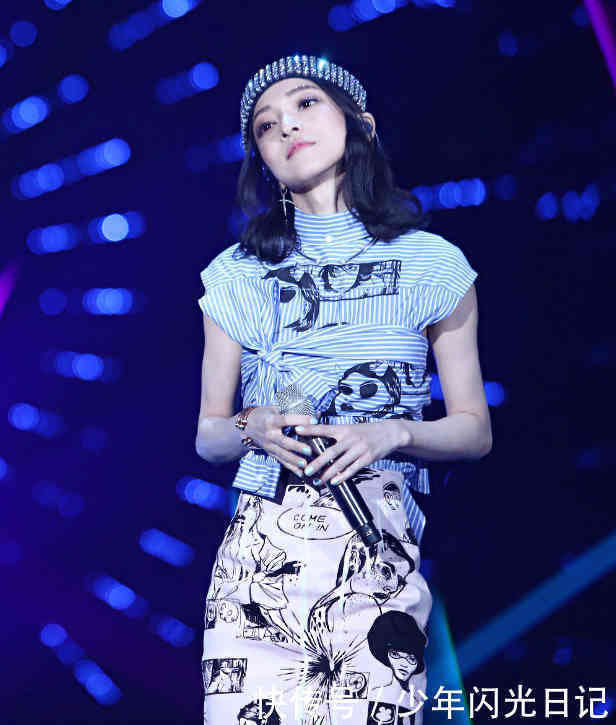 张韶涵是仙子下凡吗,头发被打湿依旧美翻天,黑衣穿扮魅力十足!