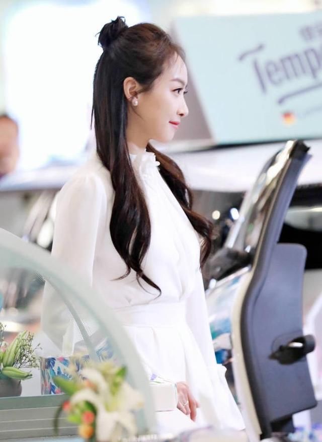 宋茜白裙搭配粉色高跟鞋现身上海品牌活动，网友：宋仙子真好看