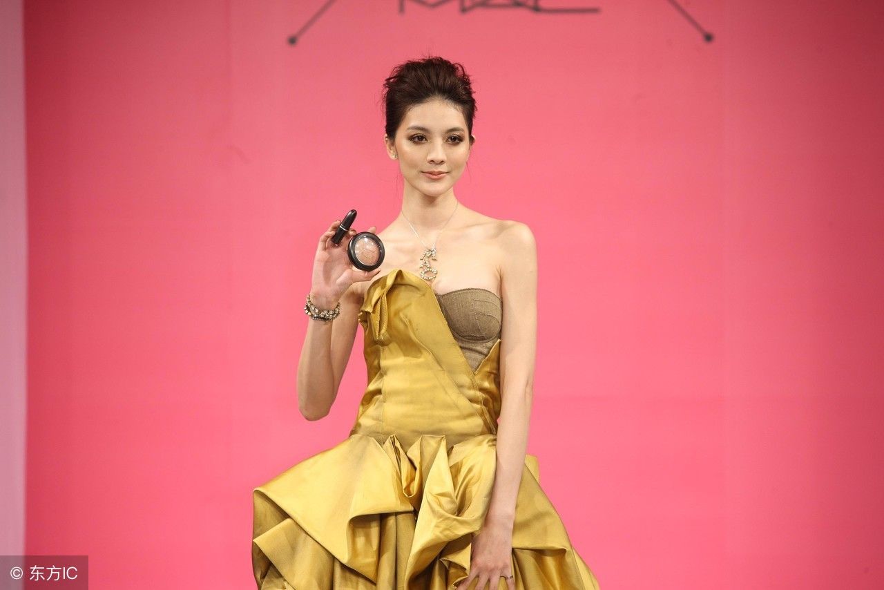 吴亚馨:这一身礼服，绝对的女神范儿