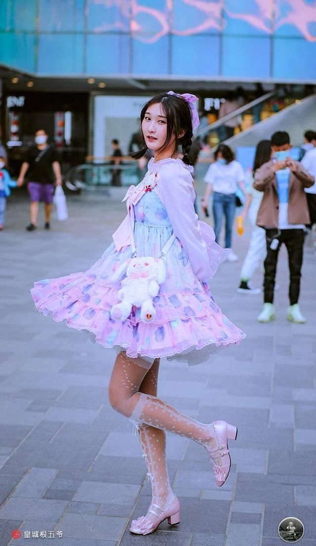  [更多]街拍：追寻时尚并不是一个非常快速的过程，相反它需要漫长的积累