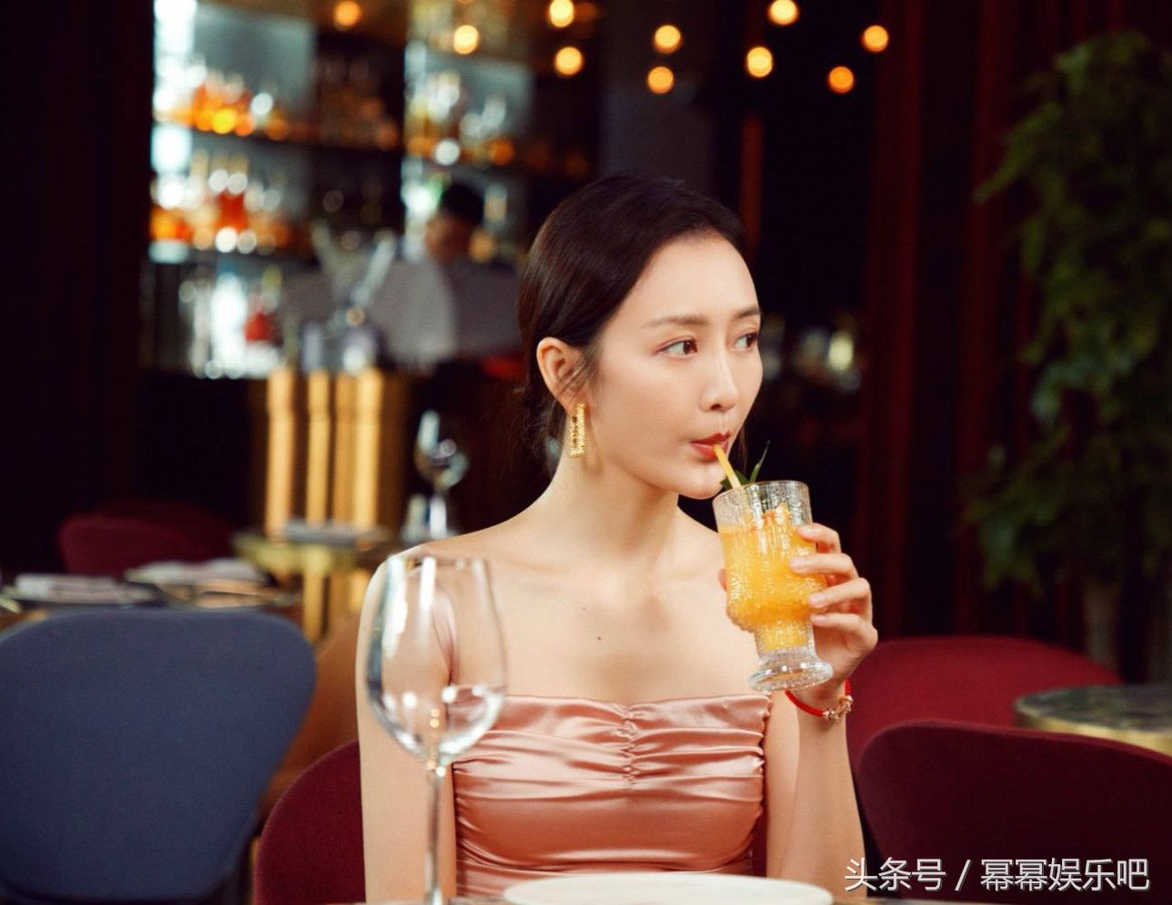 王鸥身穿香槟色连衣裙，撞衫迪丽热巴、张雪迎，三位女神谁更美?