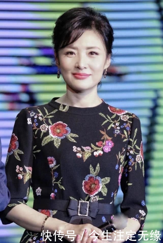  『设计使得』著名主持人周涛真会穿，穿刺绣印花连衣裙高级优雅，显东方女性美