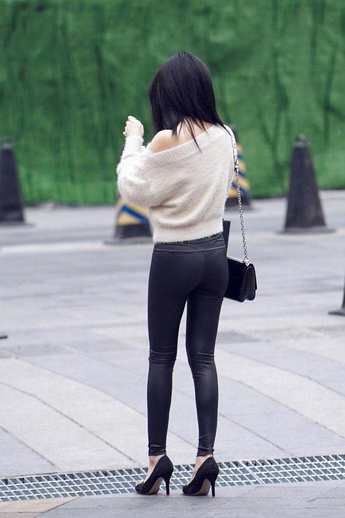 街拍：透视紧身裤的辣妈，薄款设计凸显身材
