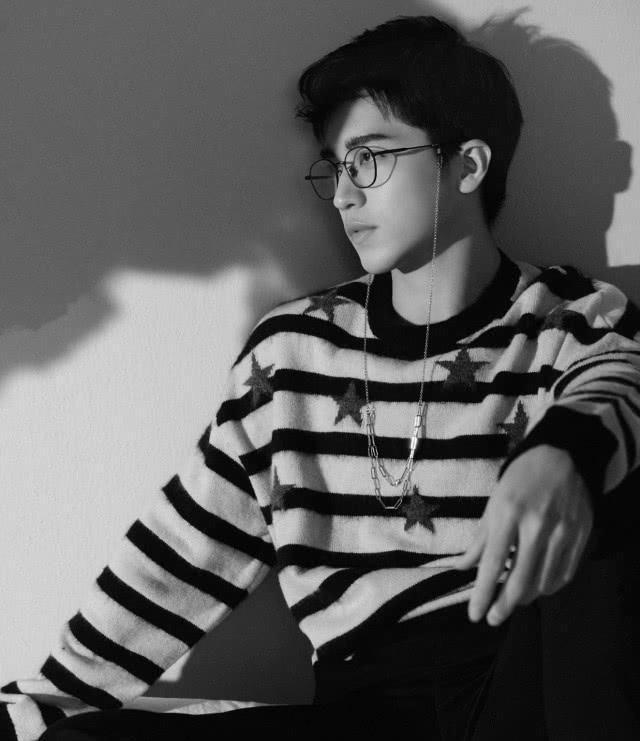 「气质」许魏洲气质真是多变,穿条纹针织衫戴黑框眼镜,简单又有书生气息