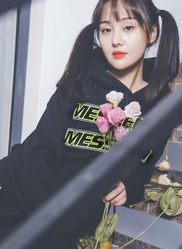 「动作」郑爽重返“楚雨荨”造型，一样的发型和动作，却因一个细节泪奔