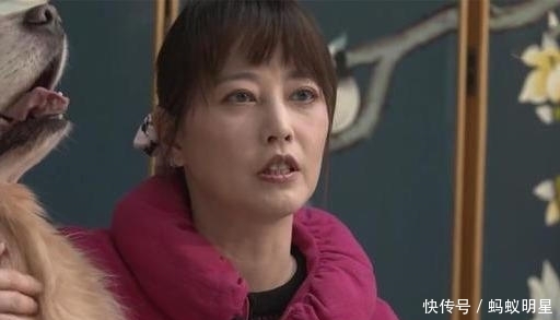 「臃肿」54岁周海媚真的老了!一袭棉服暴露臃肿身材,皮肤松弛皱纹好明显