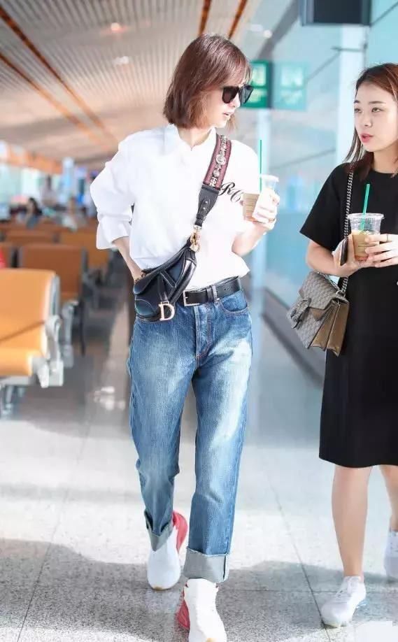 王丽坤终于知道穿长裤了，腿型不美就放过短裤吧，这么穿更好！