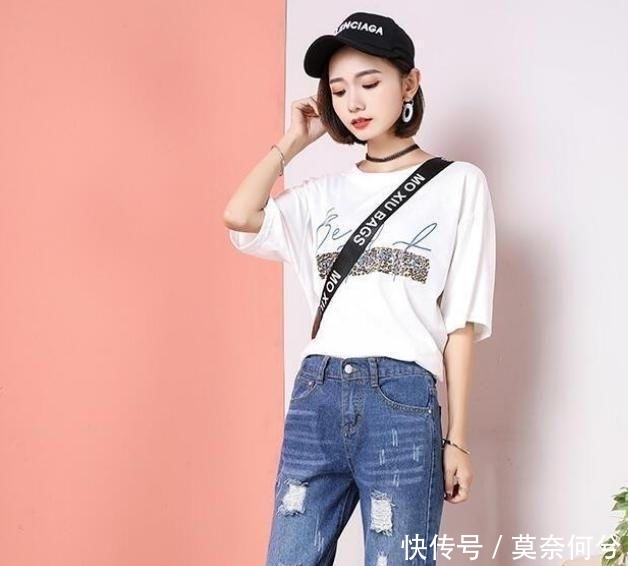  「小姐姐」高挑靓丽小姐姐，搭配紧身牛仔裤显魅力，减龄显瘦优雅动人！