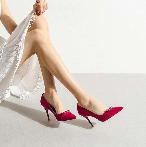 尖尖细高跟，干练中多了几分柔美，让人心生喜爱！