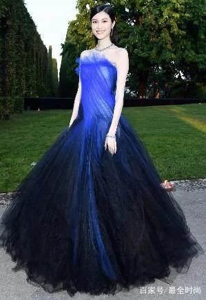 厉害了何穗！上半身就用两块黑布遮重点，网友：穿的是男士内裤？