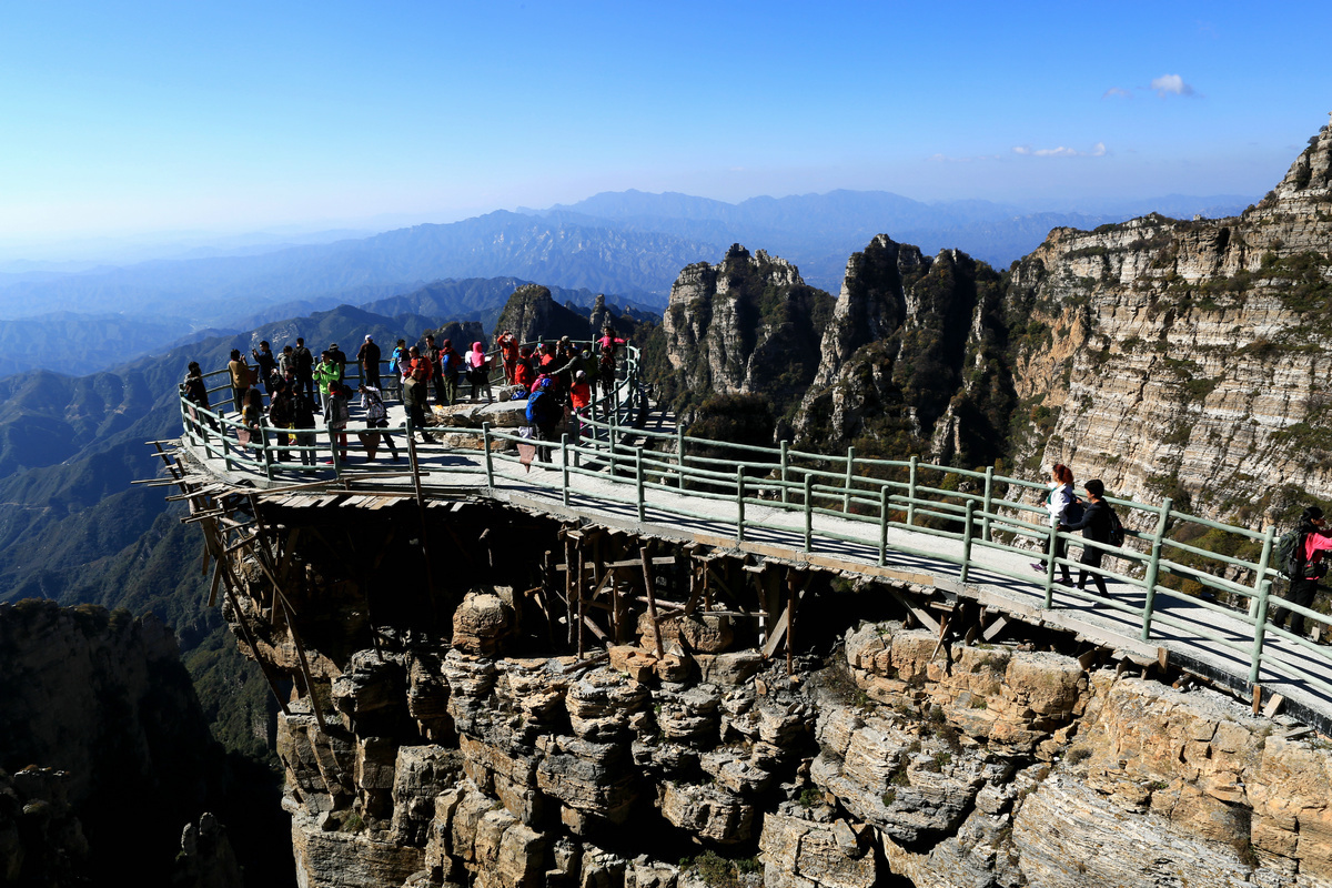 河北被埋没的山峰，拥有国内最长、最高、最宽的玻璃栈道，还是5A