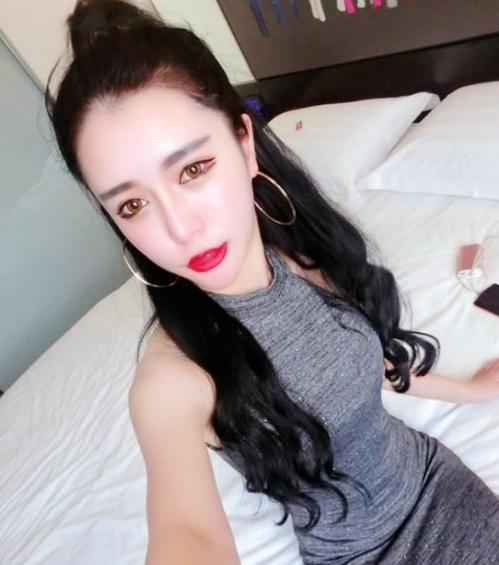 小姐姐包臀连衣裙显出迷人曲线，小性感非常的有熟女味道！