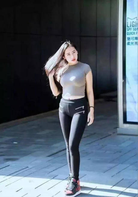 牛仔裤藏肉的技能满分，微胖妹子穿起更迷人