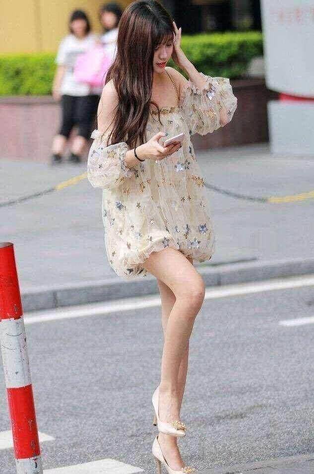 街拍：穿着自带唯美气质的小姐姐，整个人落落大方！