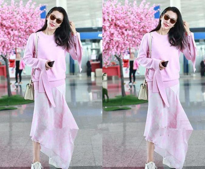 45岁李冰冰厉害! 一条粉色高腰裙嫩成18, 网友: 许文楠好眼光