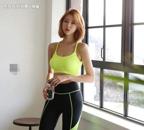 路人街拍：小姐姐身材高挑，穿着修身打底裤，性感十足！