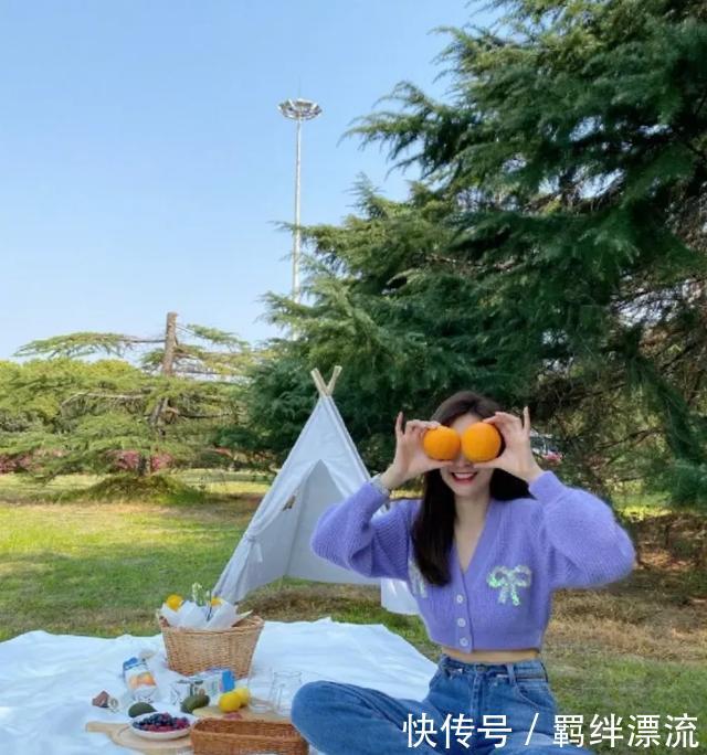 "m":"76787de6a4ed0309ae0b25b1e122692c29c401aa"沈梦辰晒春游美照,紫色上衣配牛仔裤青春减龄,化身元气少女