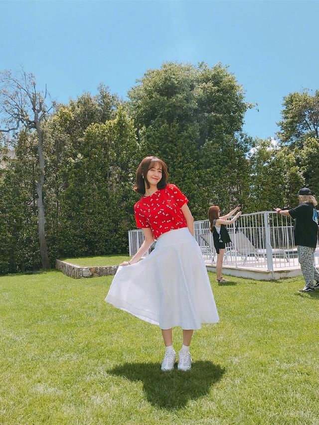 林允儿造型成迷，一身西装帅气十足被她的珍珠拖鞋抢镜！