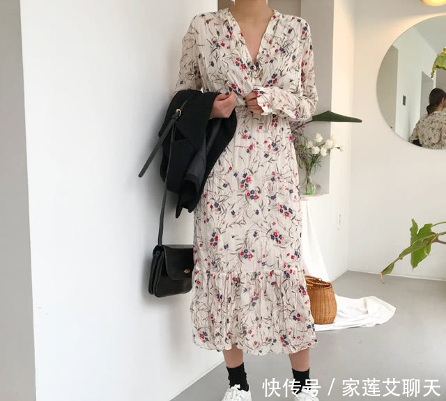  「少女」满满春季感觉的花款连身裙，连身裙加花的款式非常的少女心哦