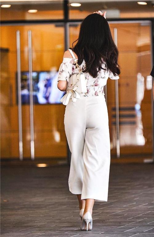 街拍身材曲线美，看姑娘侧影与背影