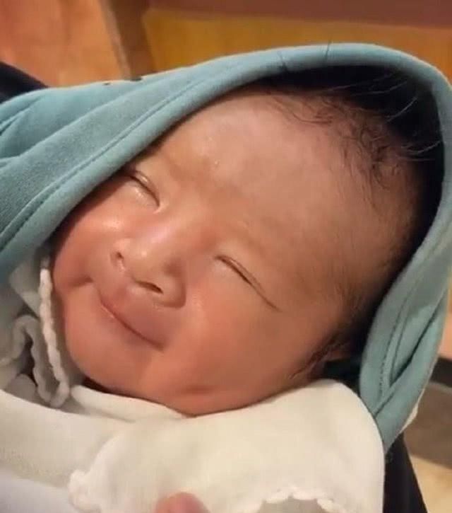  「女星」又一高颜值女星晒照官宣生子，小宝贝面露笑容超可爱