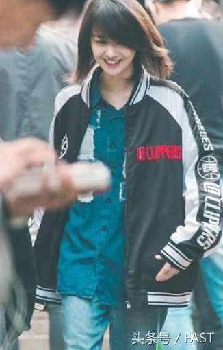 接地气只服郑爽!半截身都埋在土里了,网友:我奶奶都不会这么穿