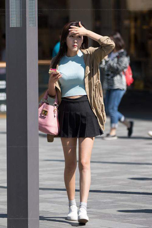 街拍：蓝色紧身打底裤，小姐姐高腰紧身裤显得腿超长