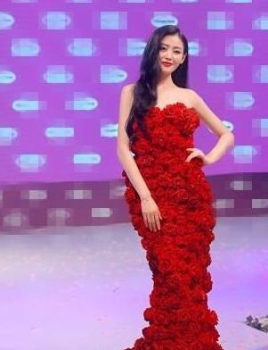 张天爱太拼了！为穿鲜花裙胸都挤变形了，网友：好担心会掉下来！