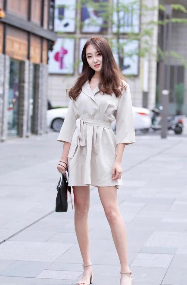 街拍：紧身裤勾画出美丽的线条，让路人驻足！