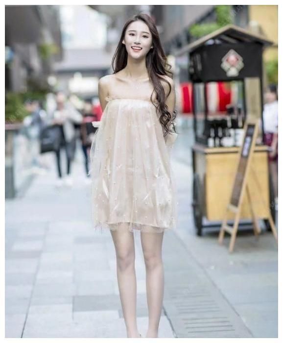 街拍：图四穿抹胸纱裙，水嫩白皙的肌肤，更有“诱惑力”！