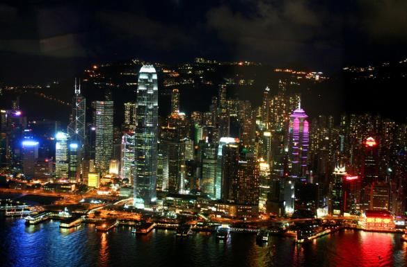  灶台@笼屋、马桶灶台挨着、香港这么发达为何还会有这种房屋?