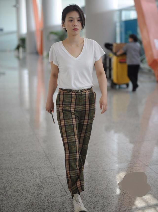 如果不是马思纯这个颜和这个腿，这身衣服穿着真不行!