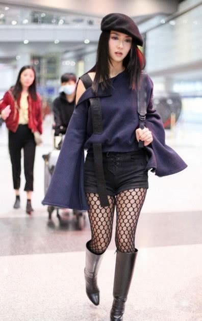 薛凯琪渔网袜厉害了，一剪刀下去缝几针就是渔网，网友：能穿坏吗