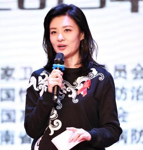 女人@女人上了40,尽量别作妖,像周涛这样优雅知性,也是一种时尚之美