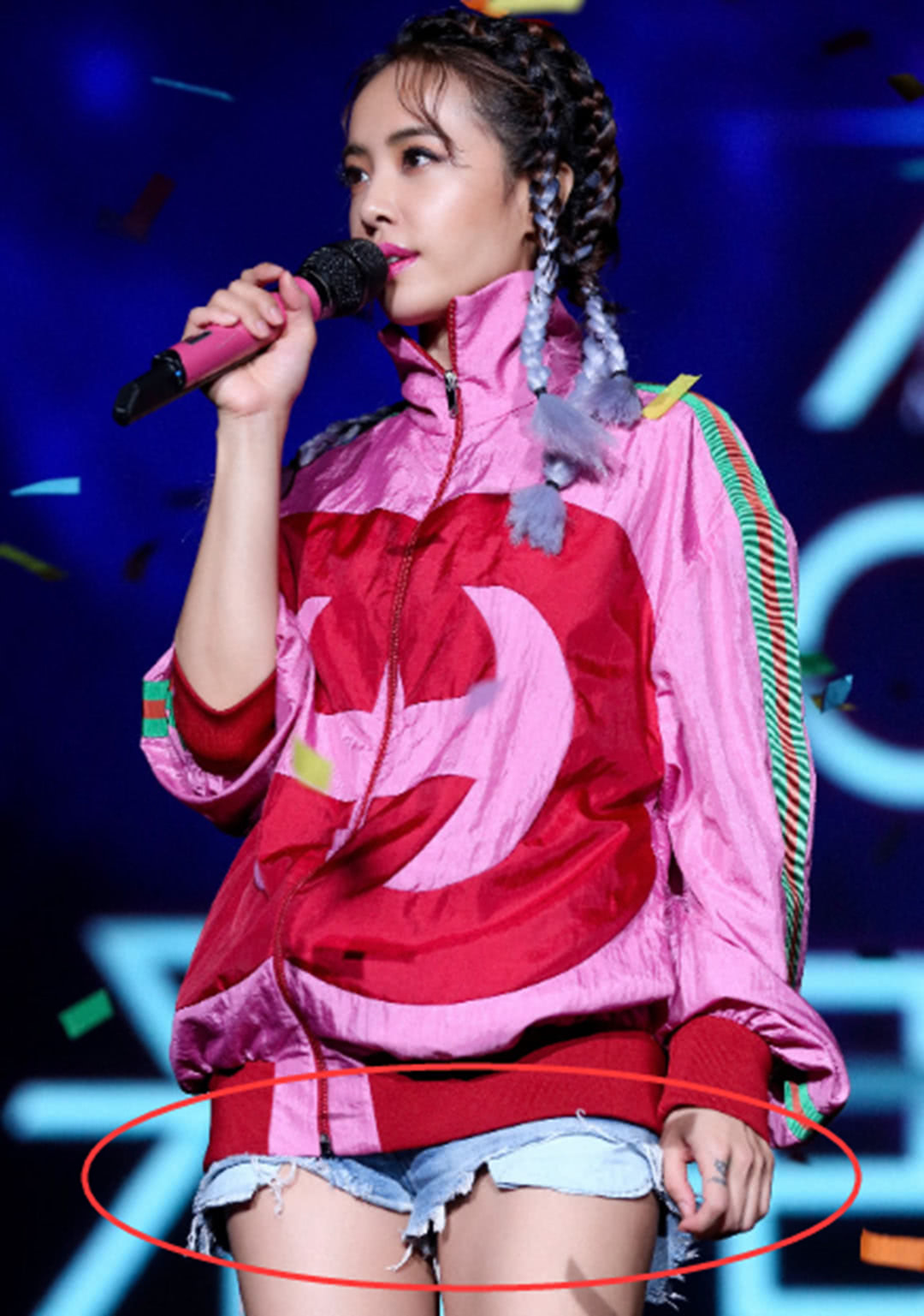 蔡依林穿“三角裤”现身活动，全靠两块白布遮挡，网友：真敢穿！