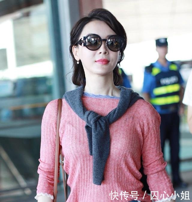 陈数现身机场，毛衣塞到裤子里，气色超好！