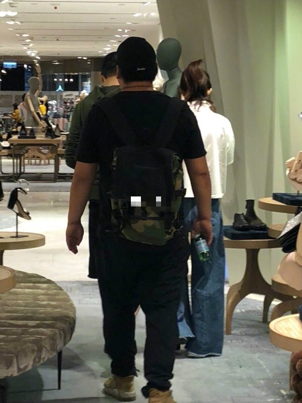 网友偶遇赵丽颖商场购物 美妆柜台前仔细试妆