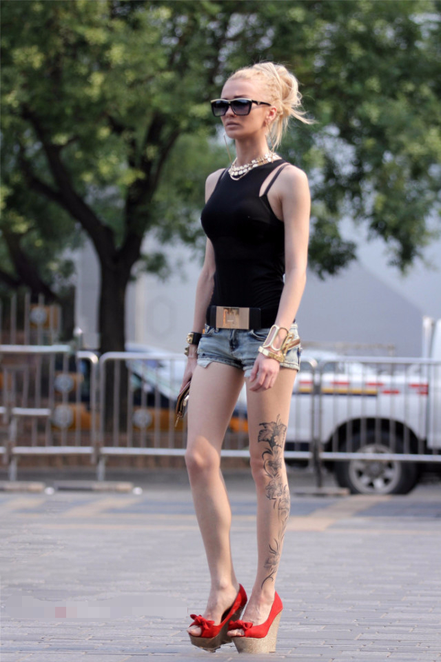 金发霸气小姐姐穿黑色上衣后边露腰很迷人，S形曲线身材很完美，