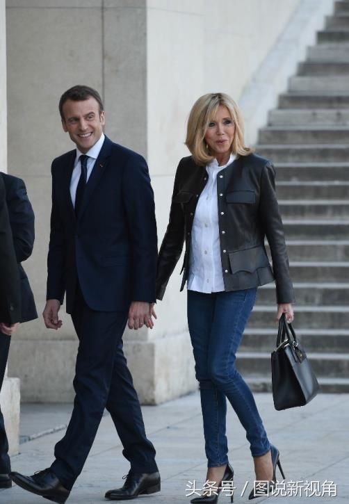 法国第一夫人不服老，穿12厘米高跟鞋显腿长，走路不便需人扶